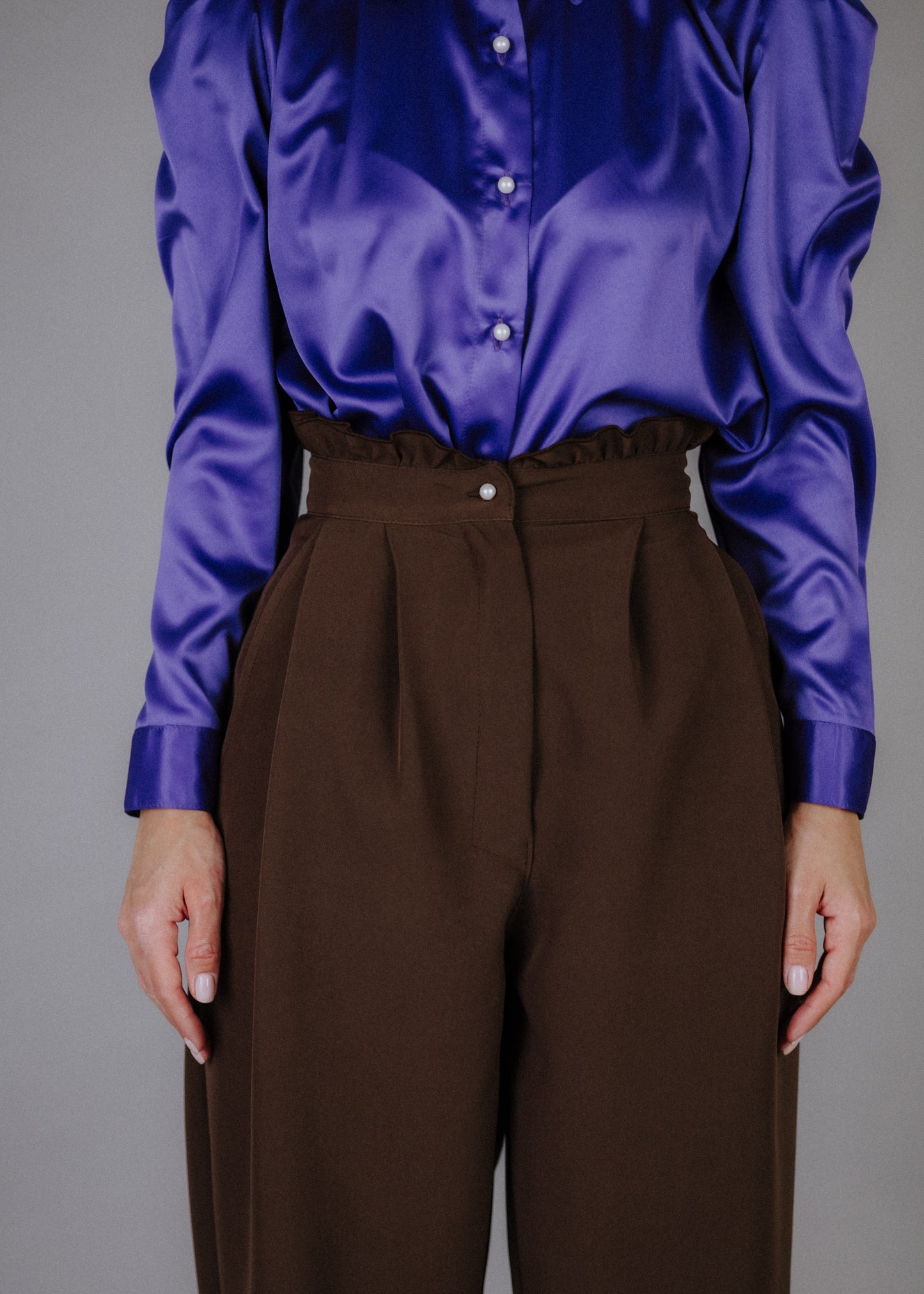 Fine fabric trousers in brown