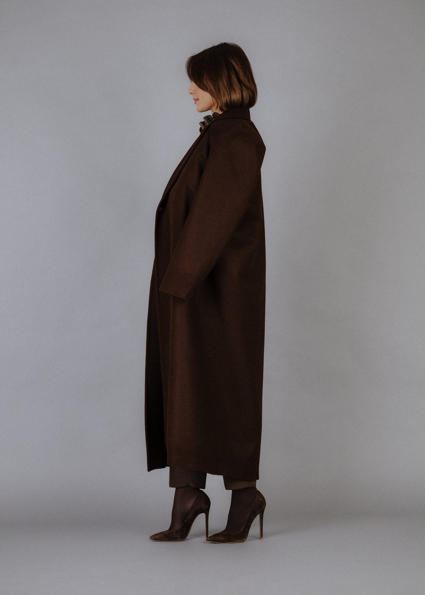 Túlméretezett szövetkabát sötétbarna színben