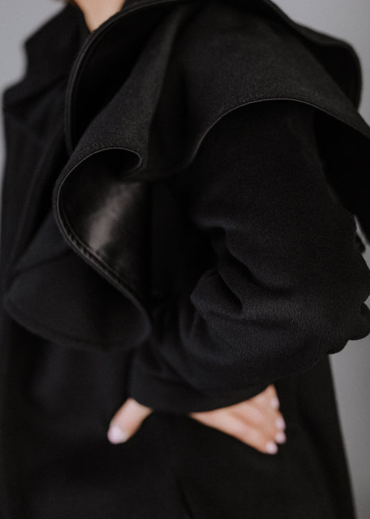 Asszimetrikus fekete szövetkabát