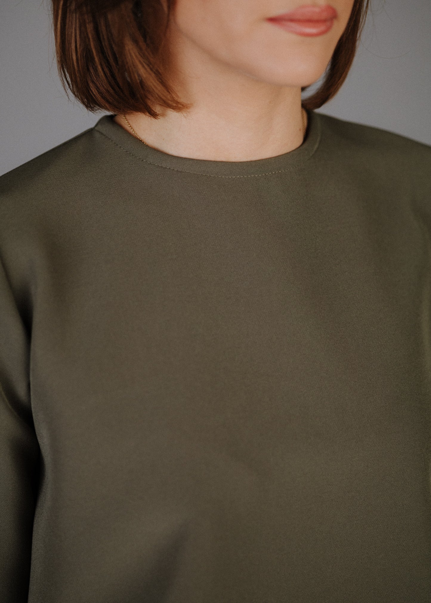 Kereknyakú felső khaki színben