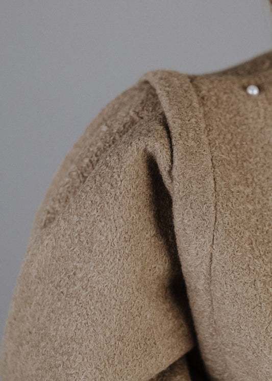 BUKLÉ PEPLUM FELSŐ TAUPE SZÍNBEN