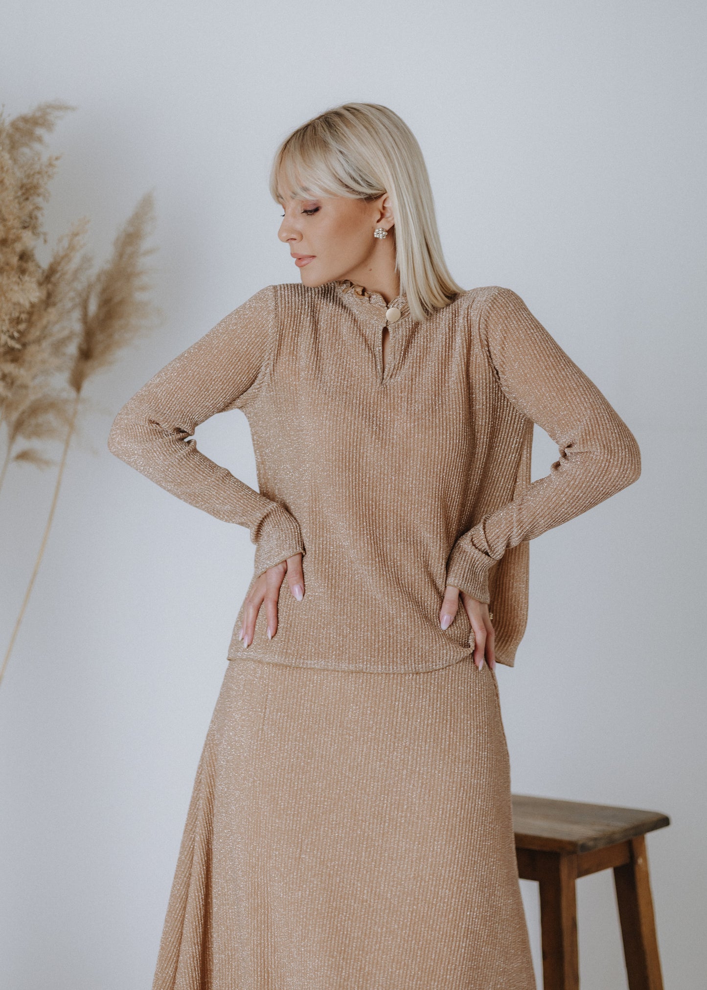 Fodros nyakú blúz lurex anyagból