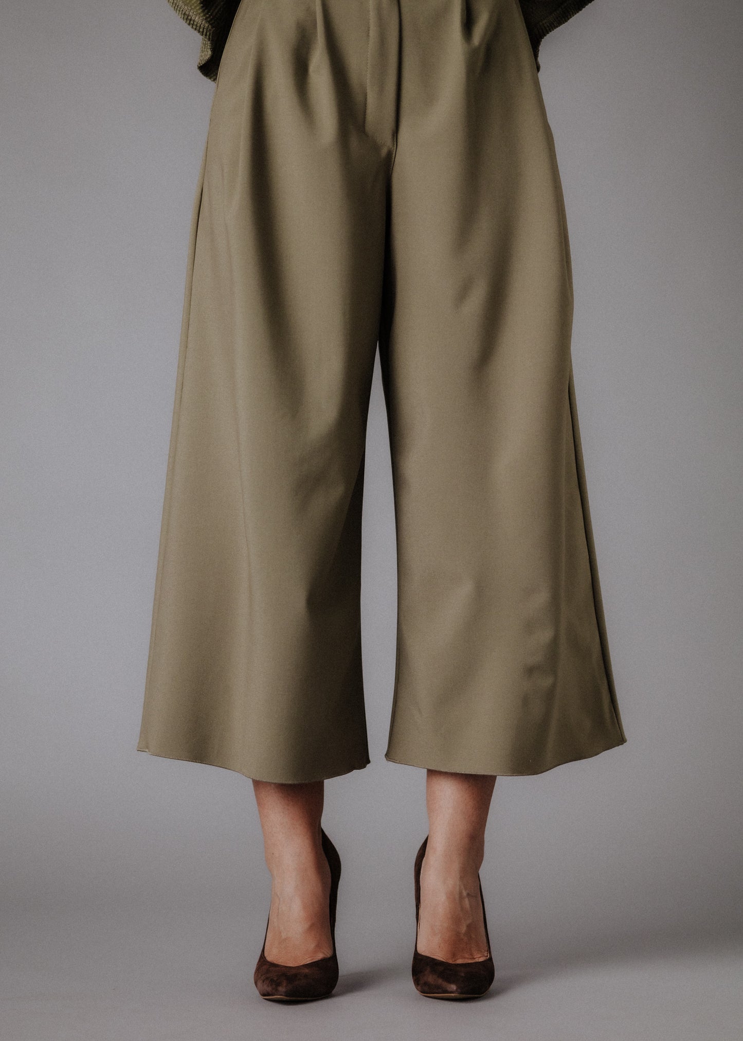 Fine fabric culottes in khaki color