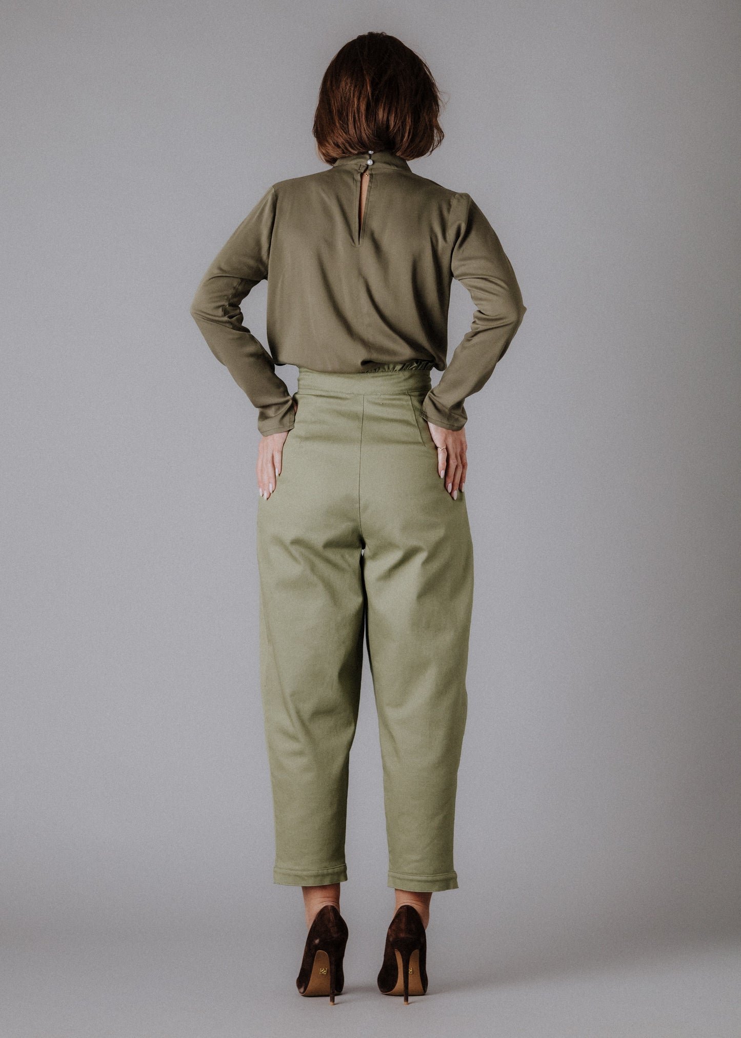 Fine fabric wrinkled top in khaki color