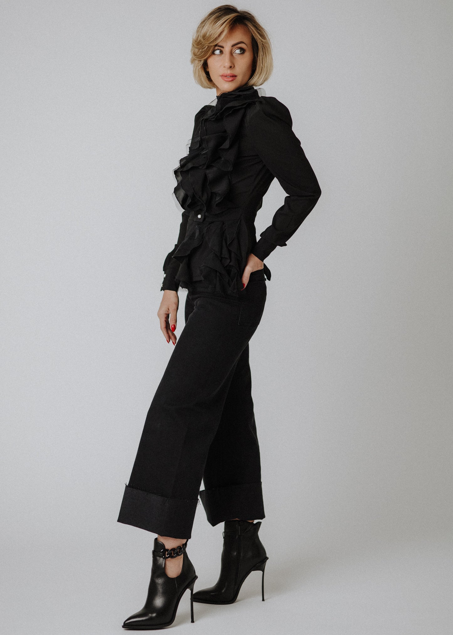 Fodros blúz tüllel fekete színben