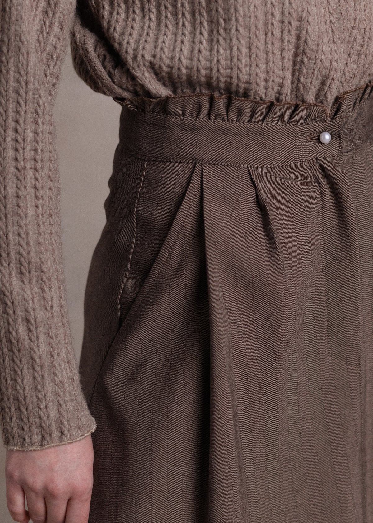Halszálka mintás taupe térdszoknya – VAVAVIN
