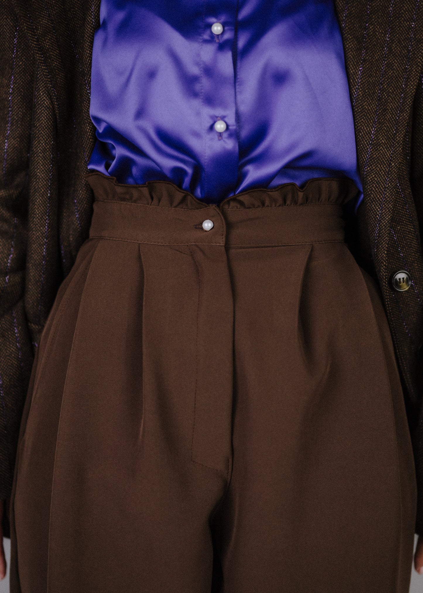 Fine fabric trousers in brown