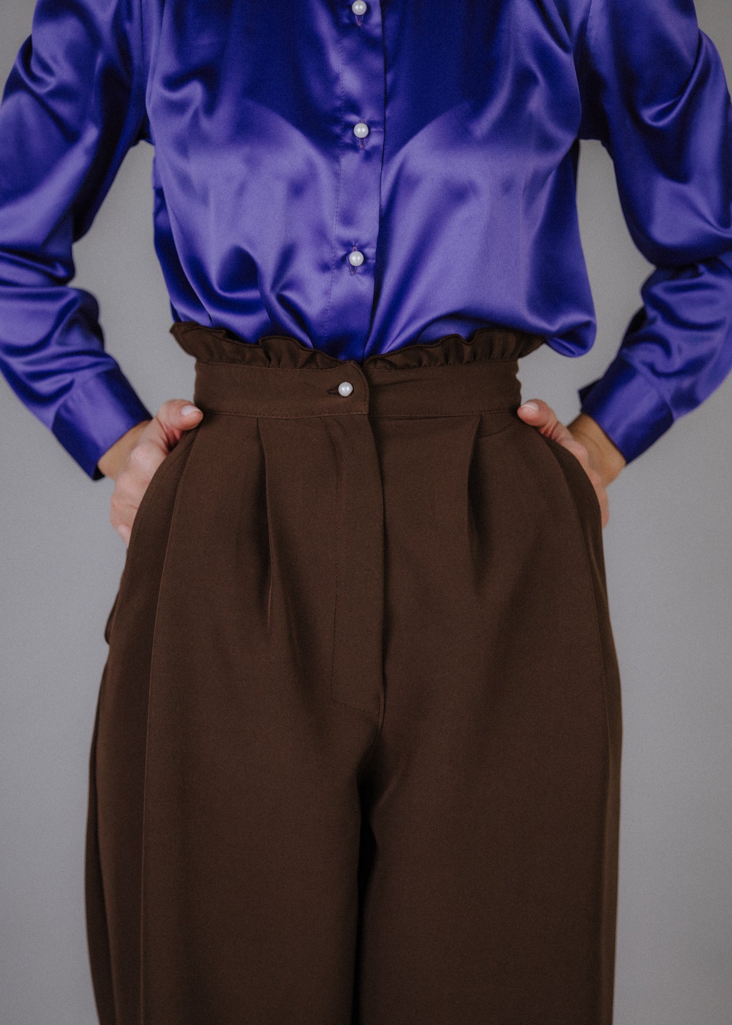 Fine fabric trousers in brown
