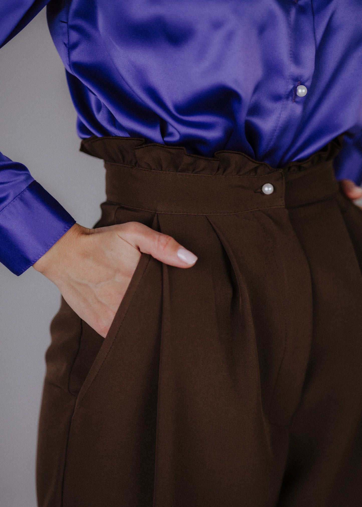 Fine fabric trousers in brown