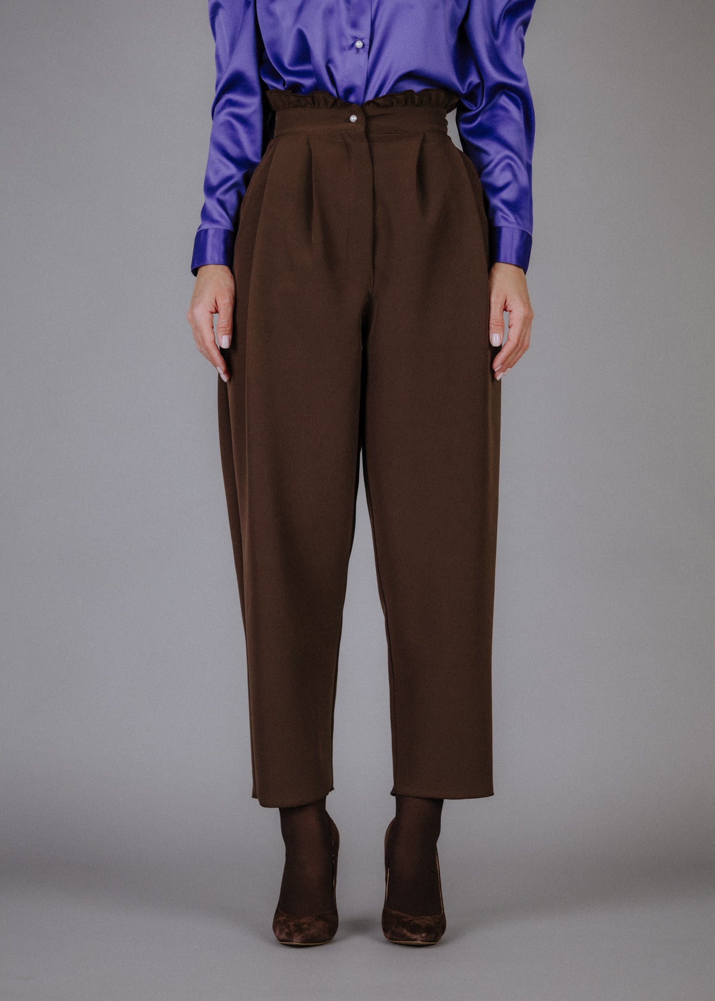 Fine fabric trousers in brown