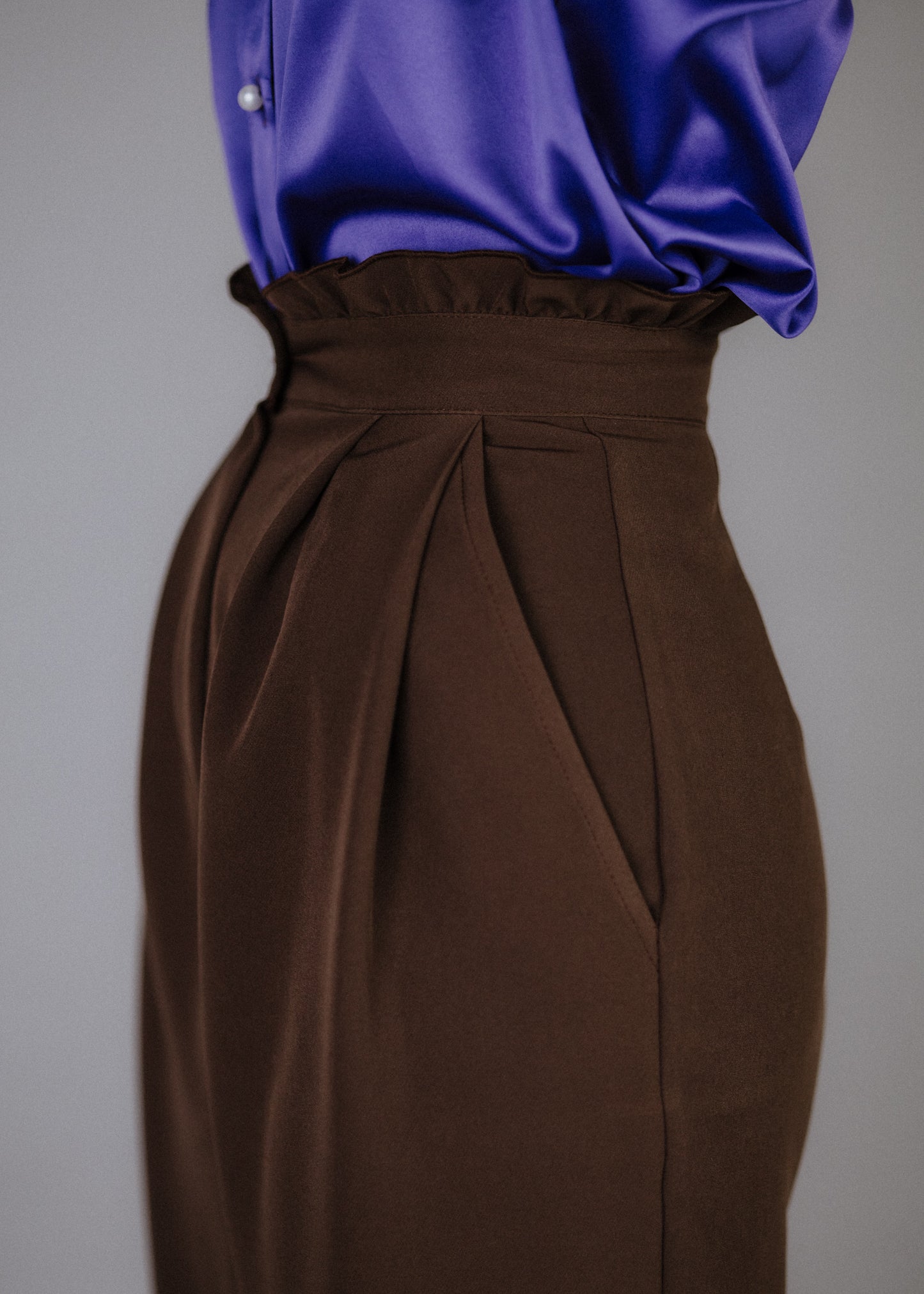 Fine fabric trousers in brown