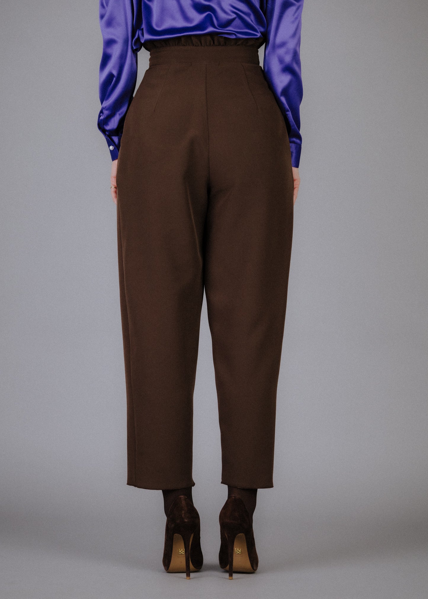 Fine fabric trousers in brown