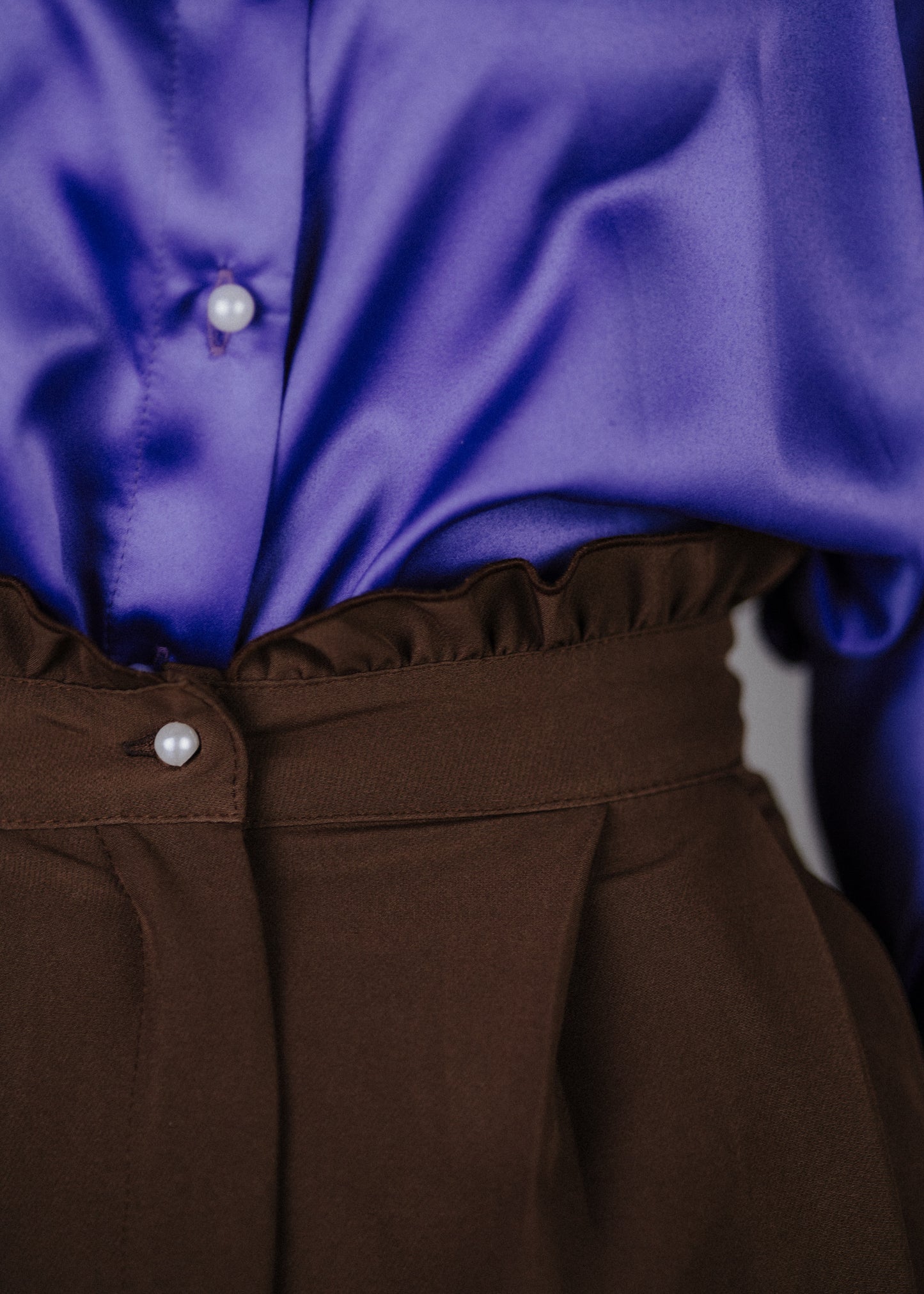 Fine fabric trousers in brown