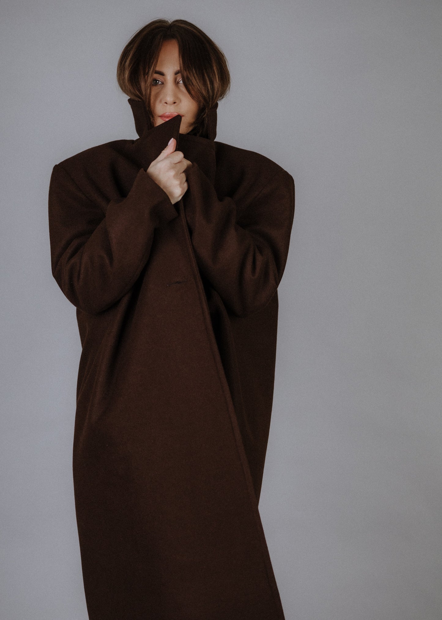 Túlméretezett szövetkabát sötétbarna színben