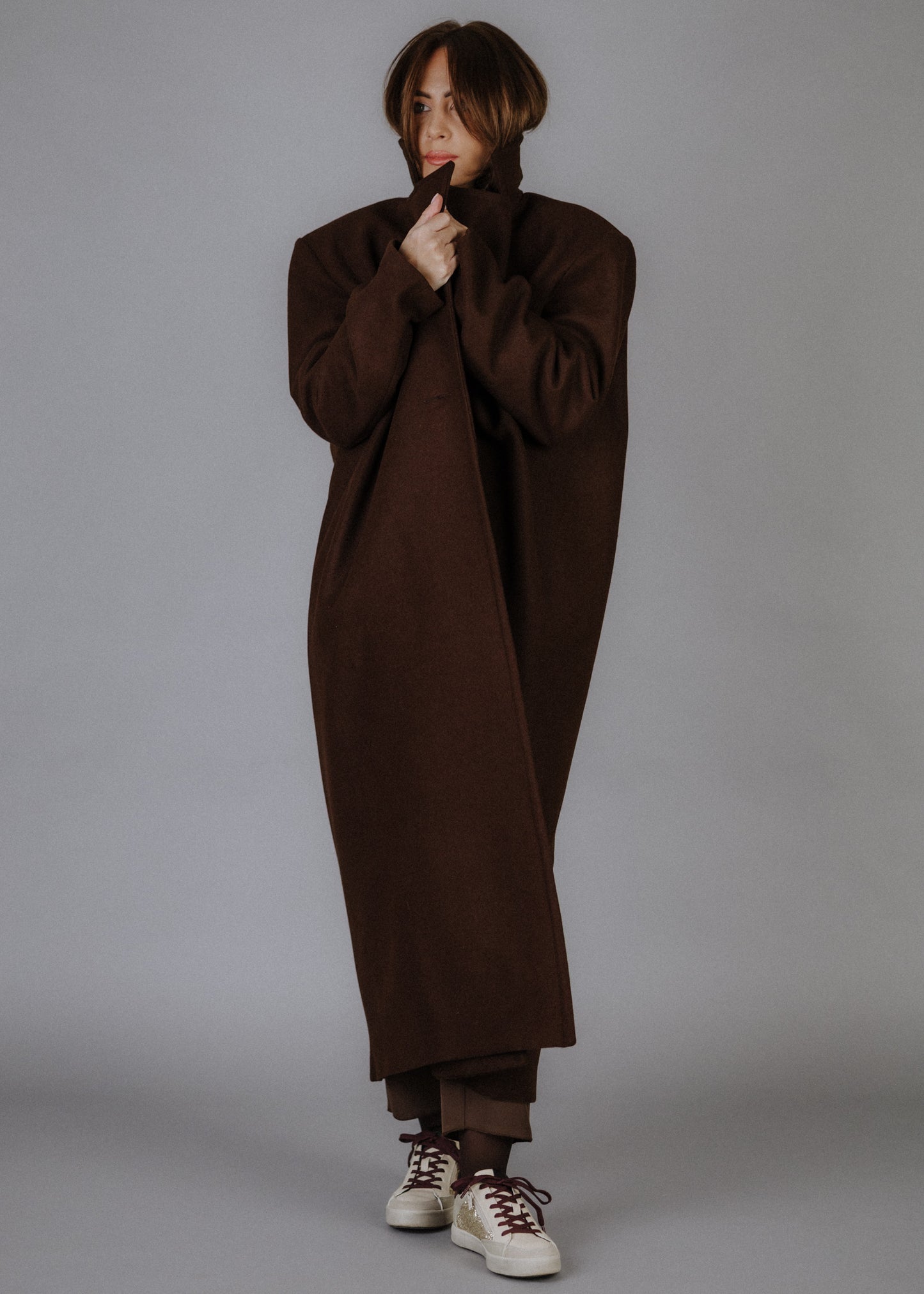 Túlméretezett szövetkabát sötétbarna színben