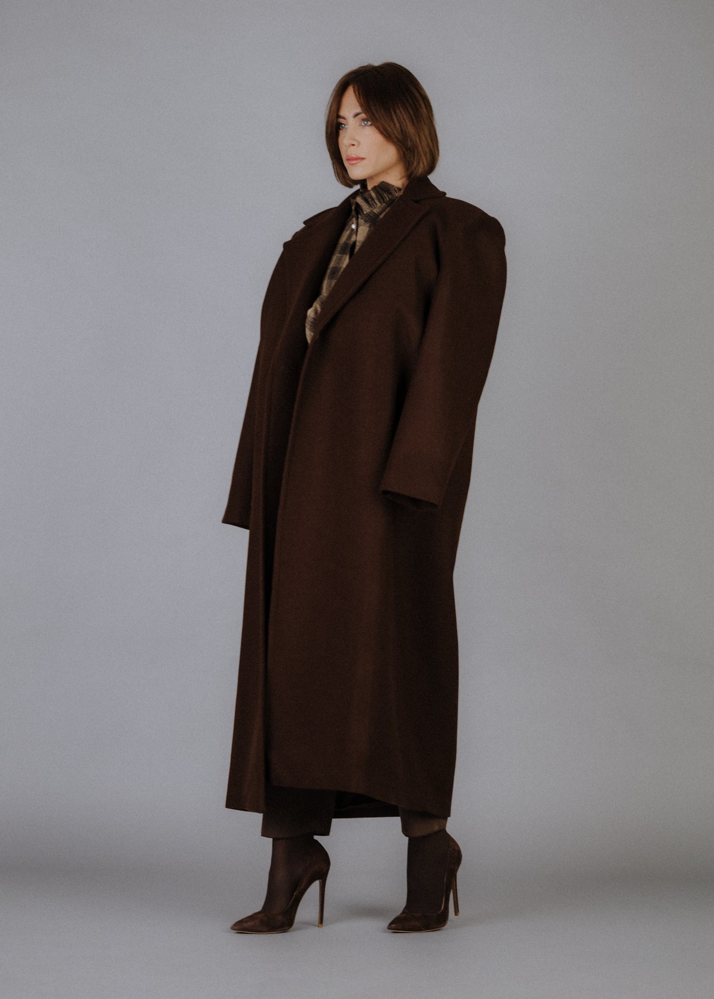 Túlméretezett szövetkabát sötétbarna színben