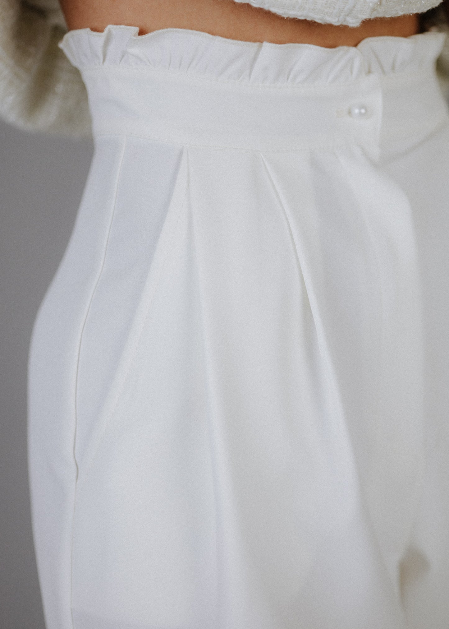 Fine fabric trousers in ecru