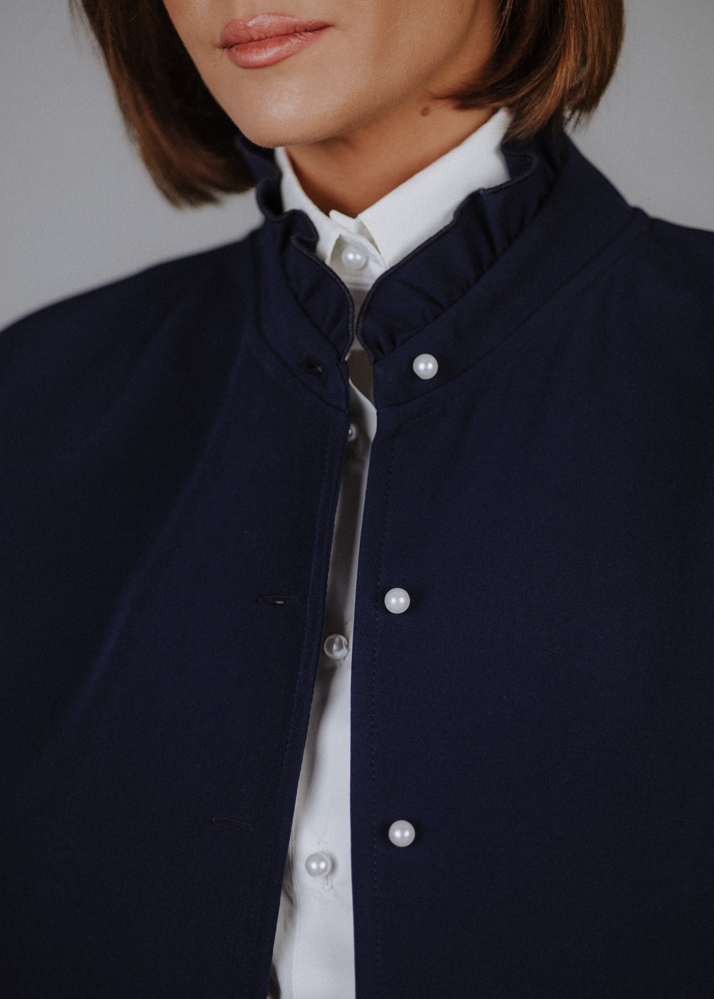 Ruffled collar jacket in navy blue