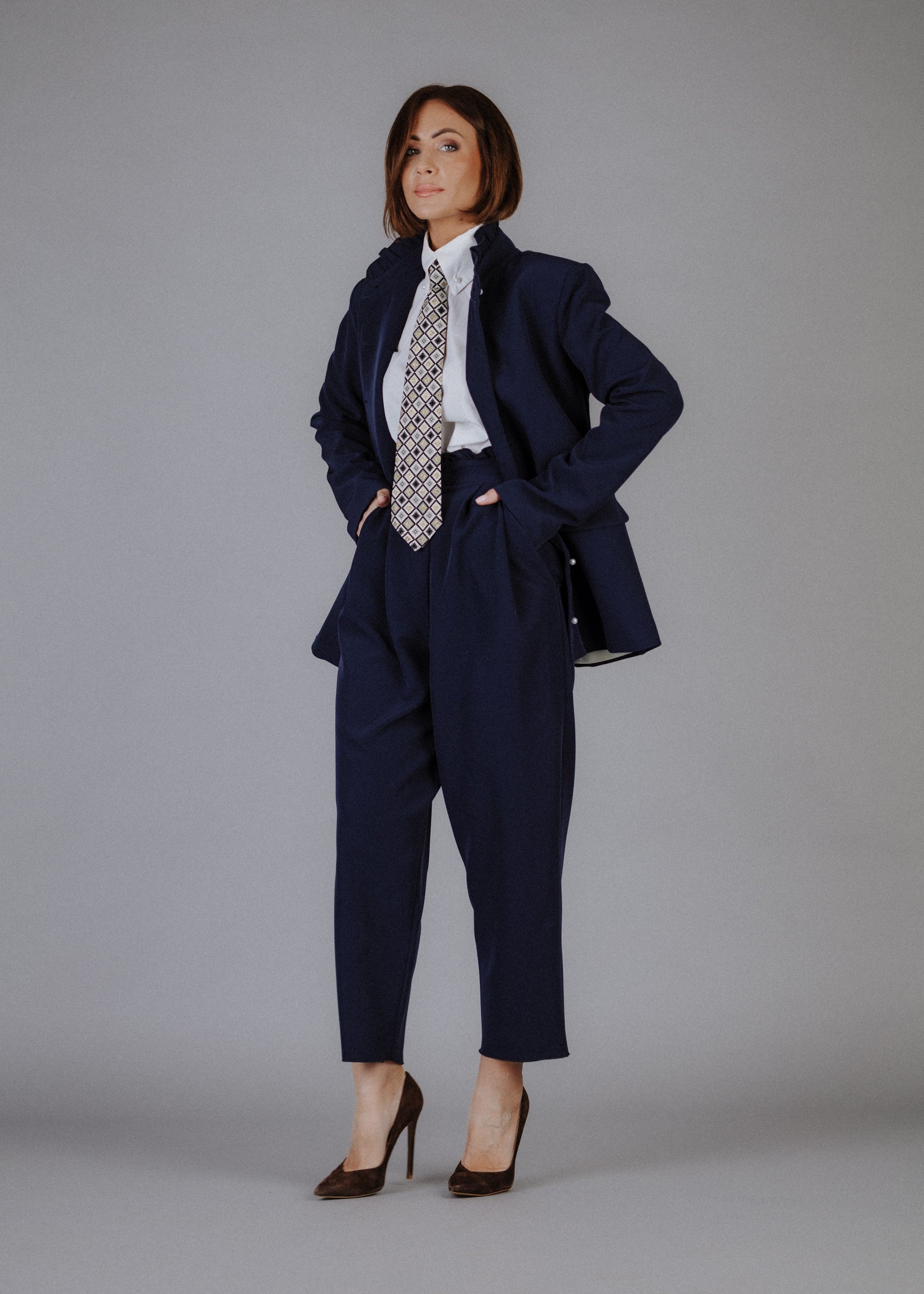 Fodros nyakú zakó sötétkék színben