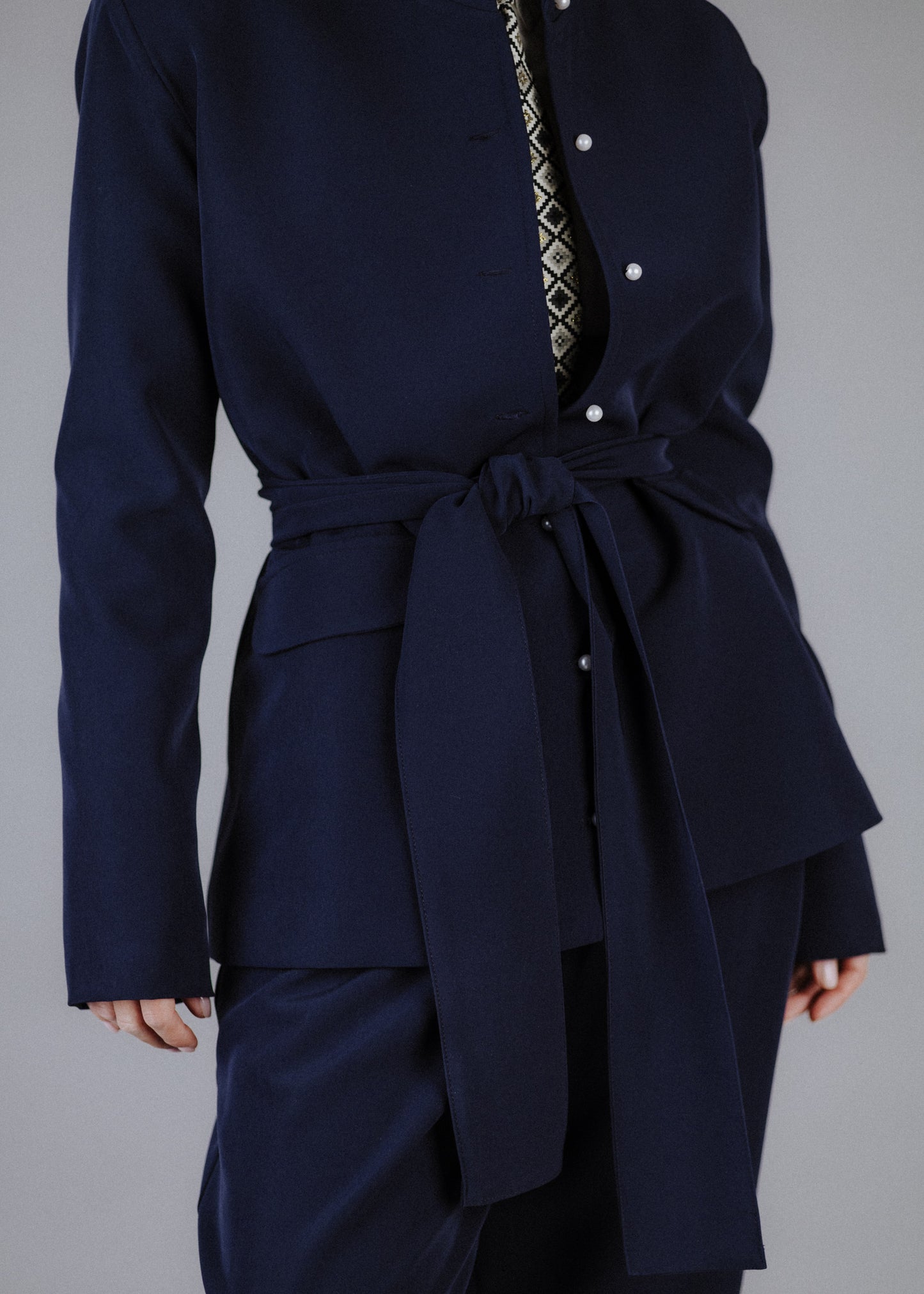 Ruffled collar jacket in navy blue