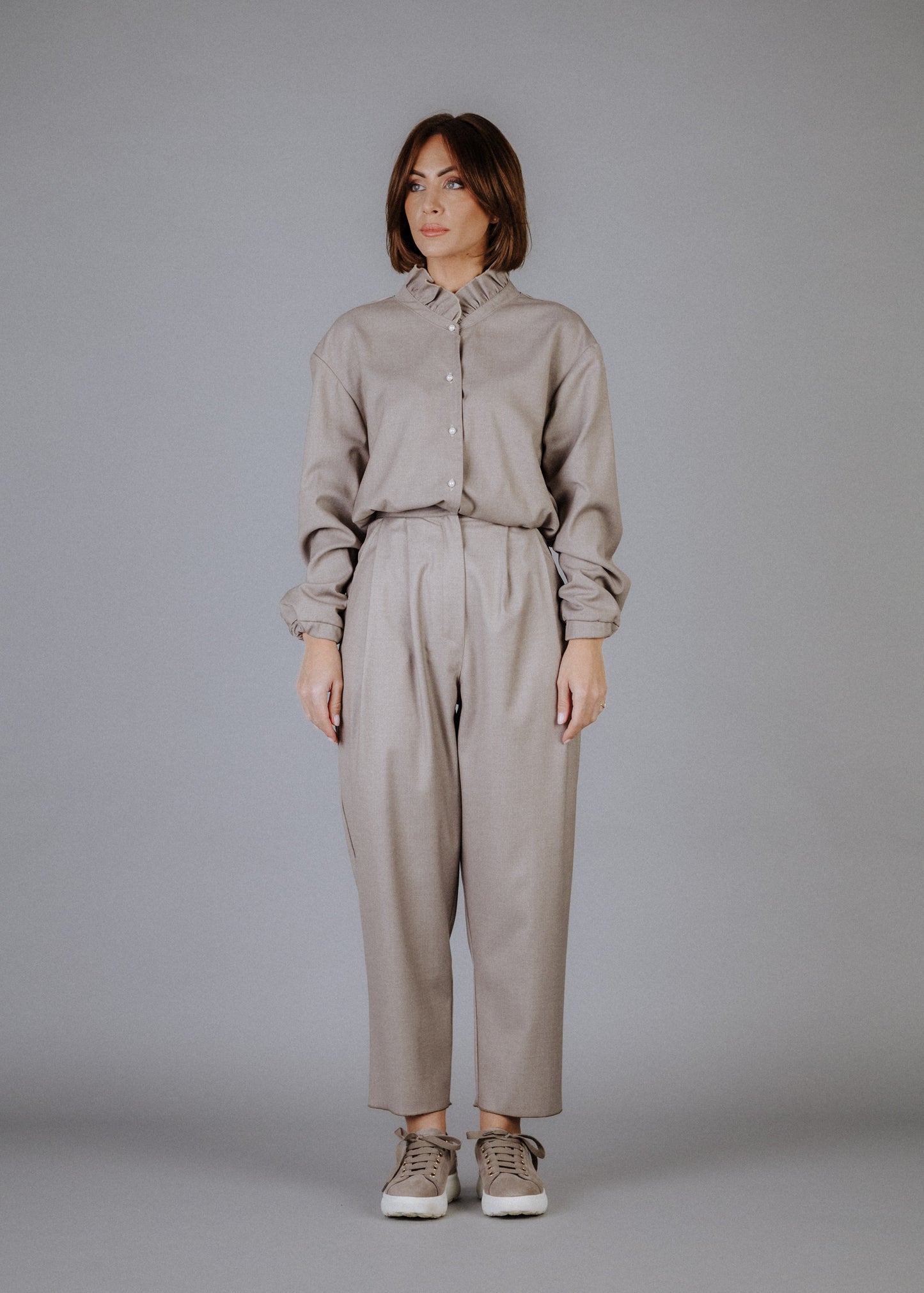 Fine fabric trousers in taupe color