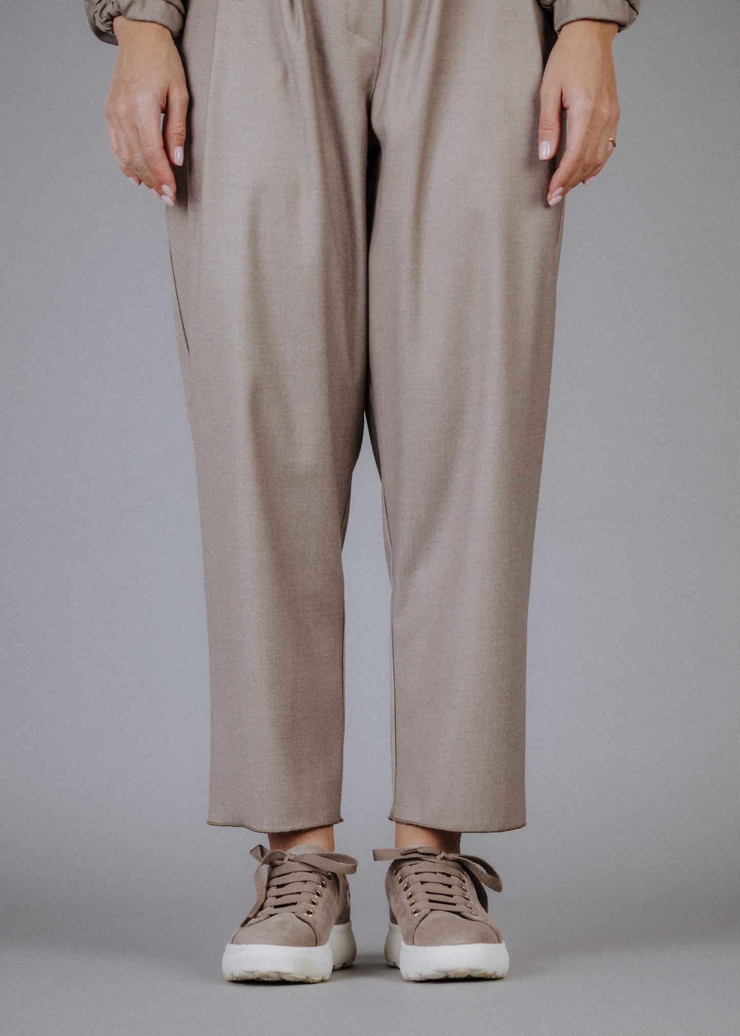 Fine fabric trousers in taupe color