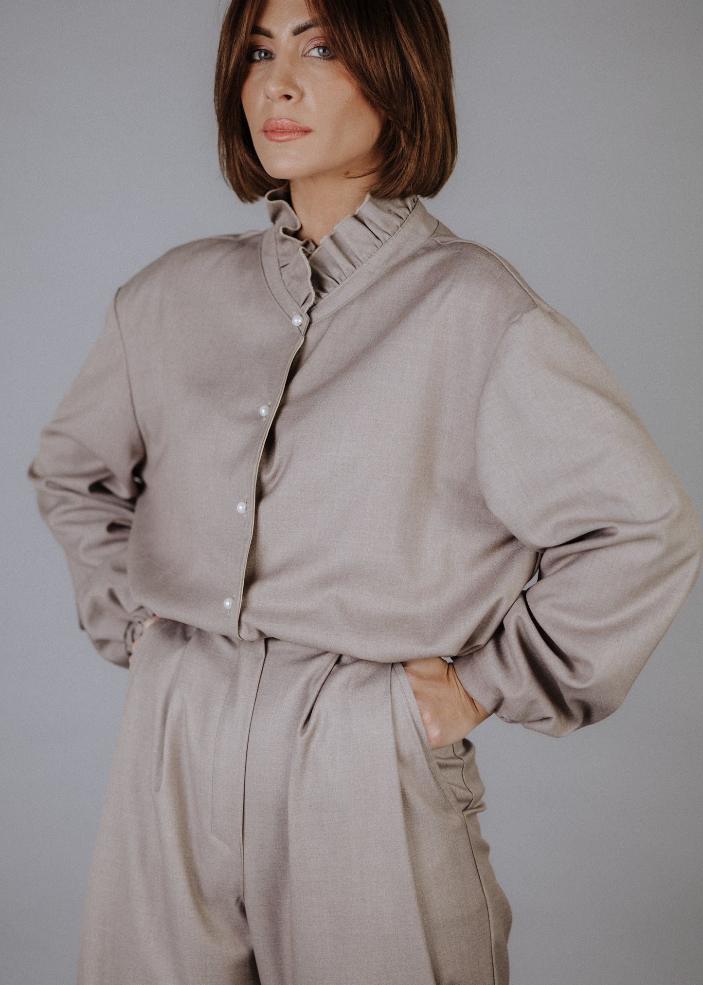 Fine fabric trousers in taupe color