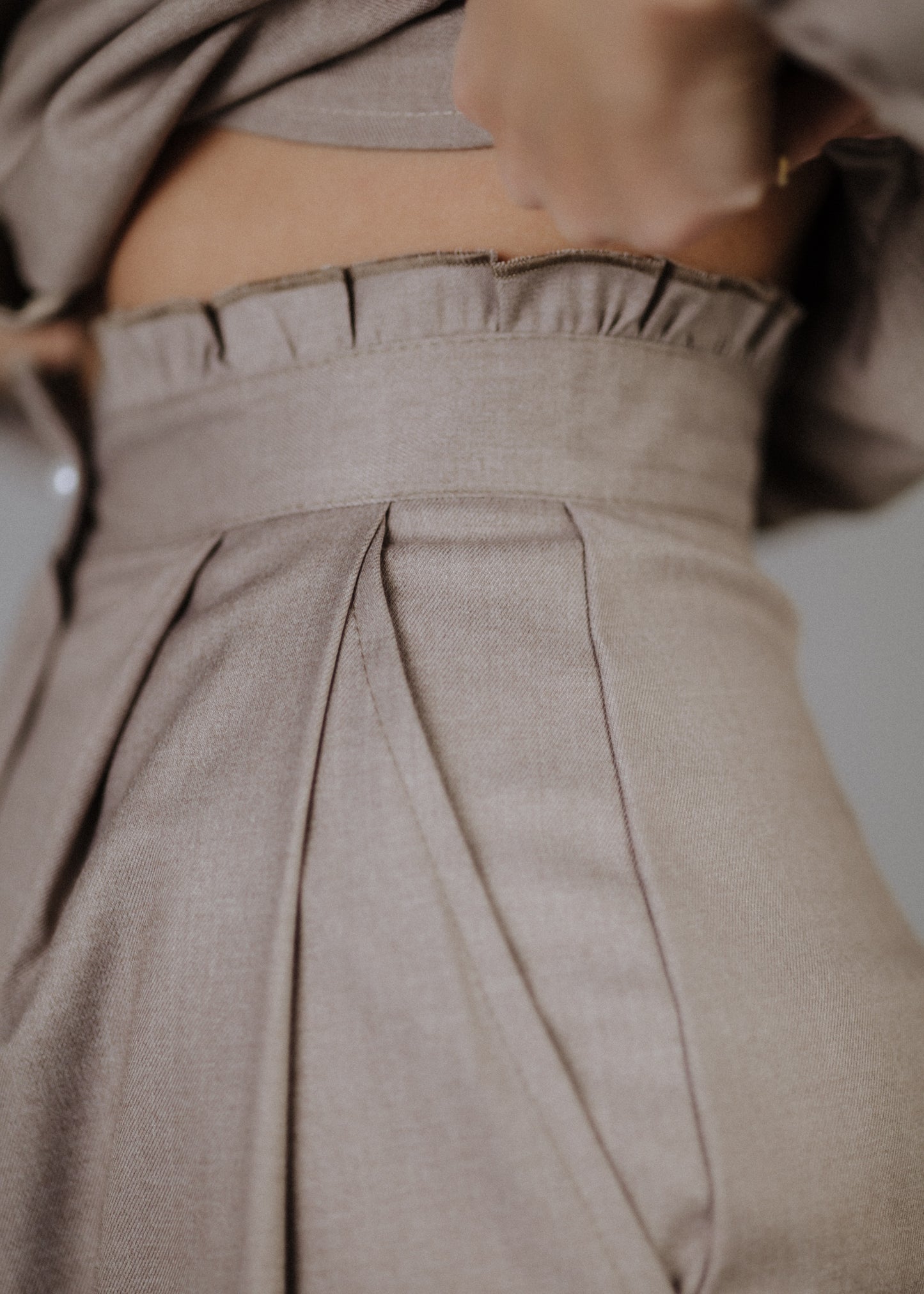 Fine fabric trousers in taupe color