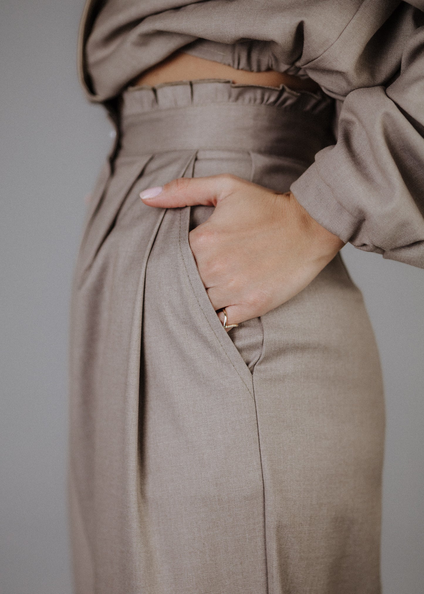 Fine fabric trousers in taupe color
