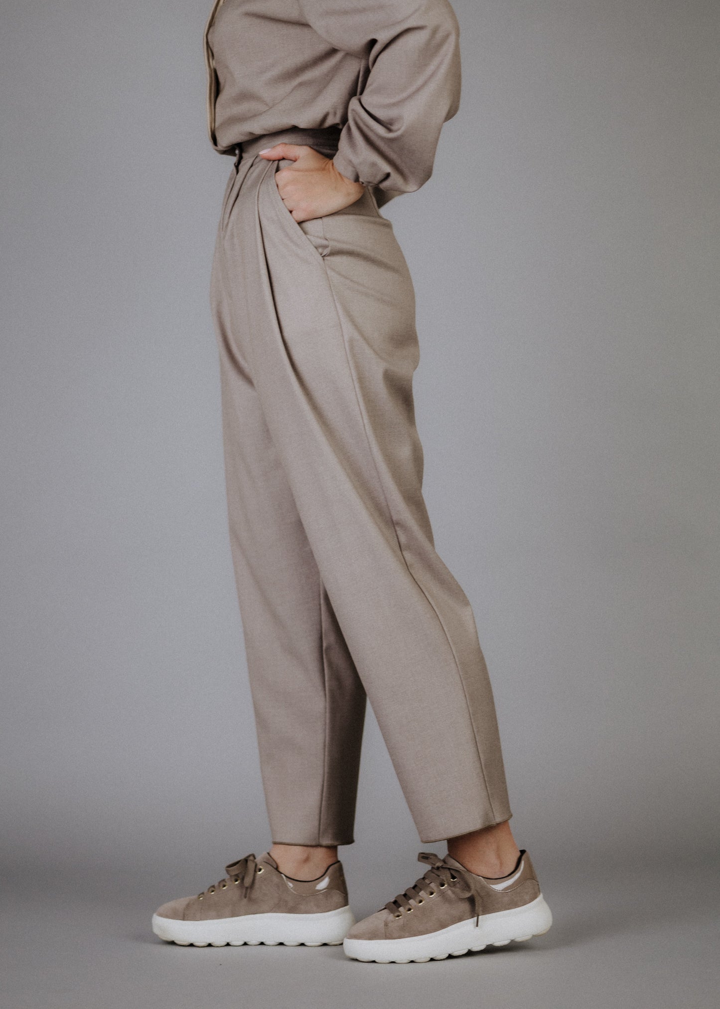 Fine fabric trousers in taupe color