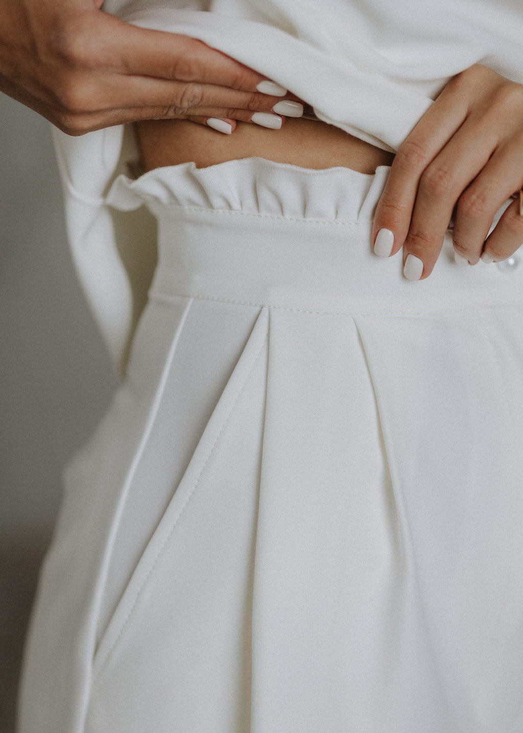 Bermuda ruffled shorts in ecru