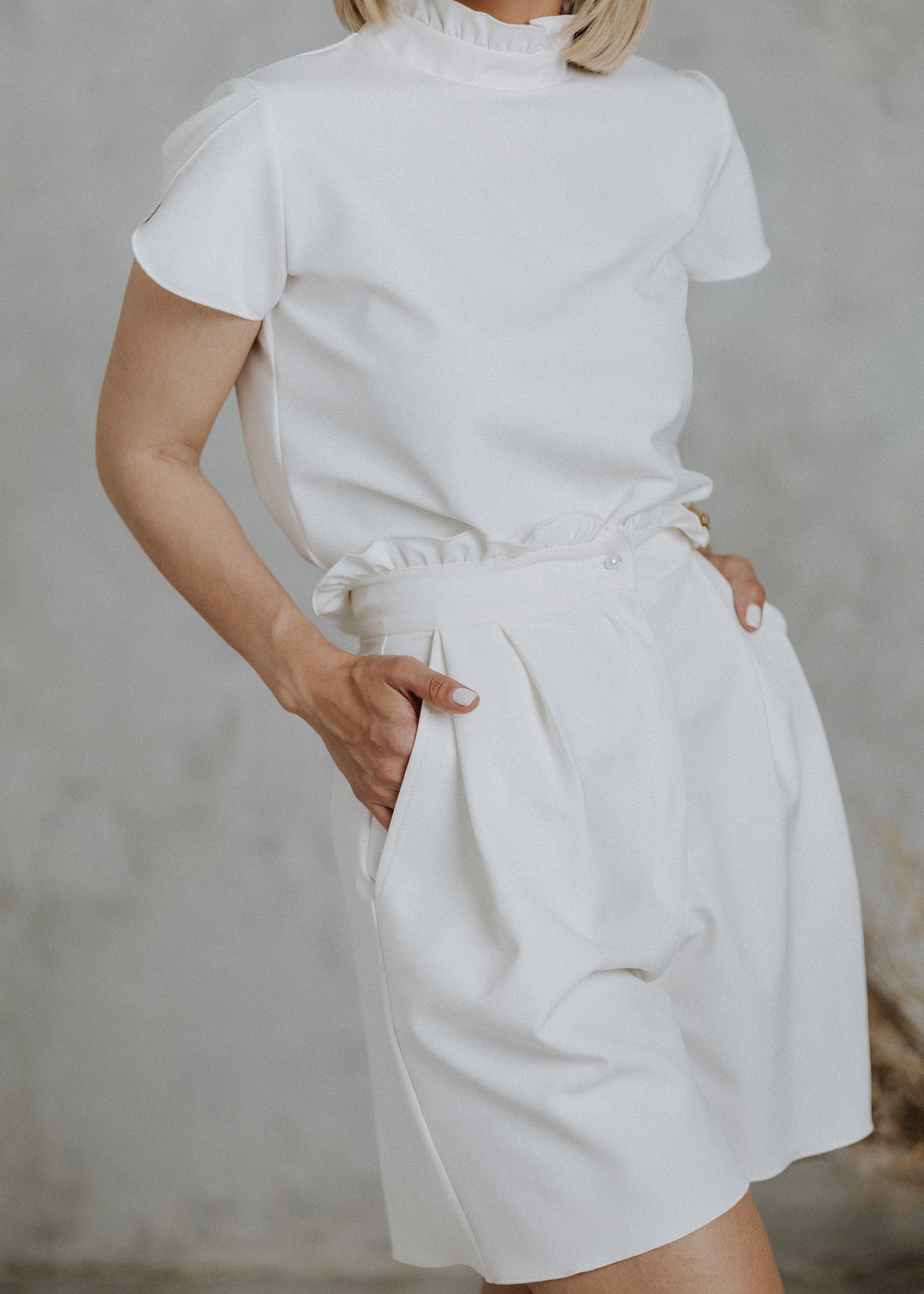 Short tulip sleeve top in ecru