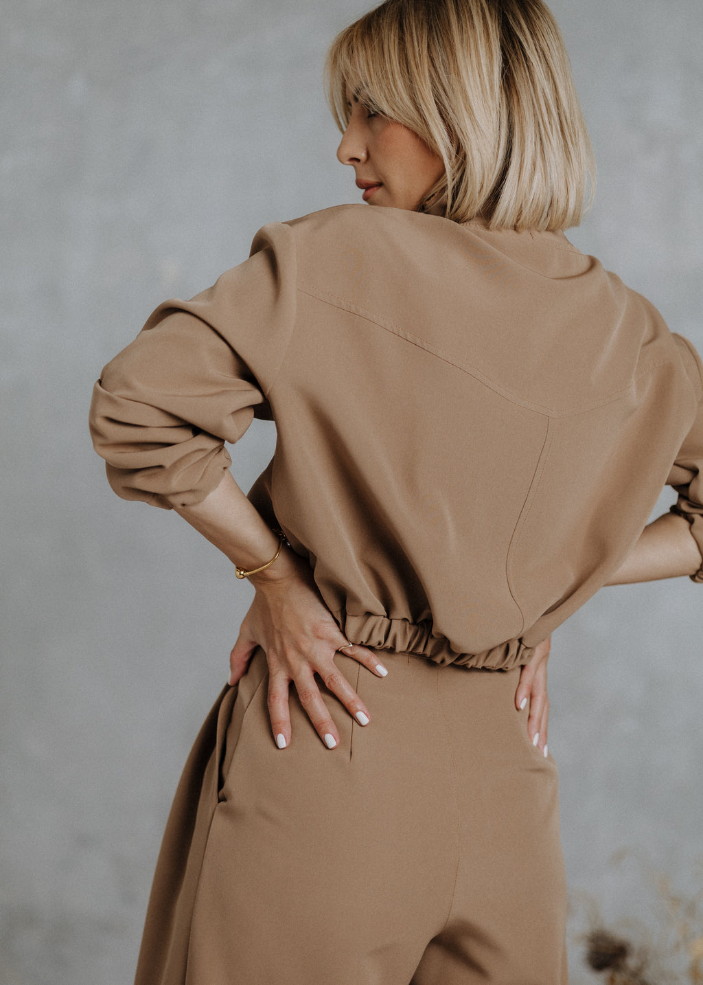 Bomber fazonú felső camel színben