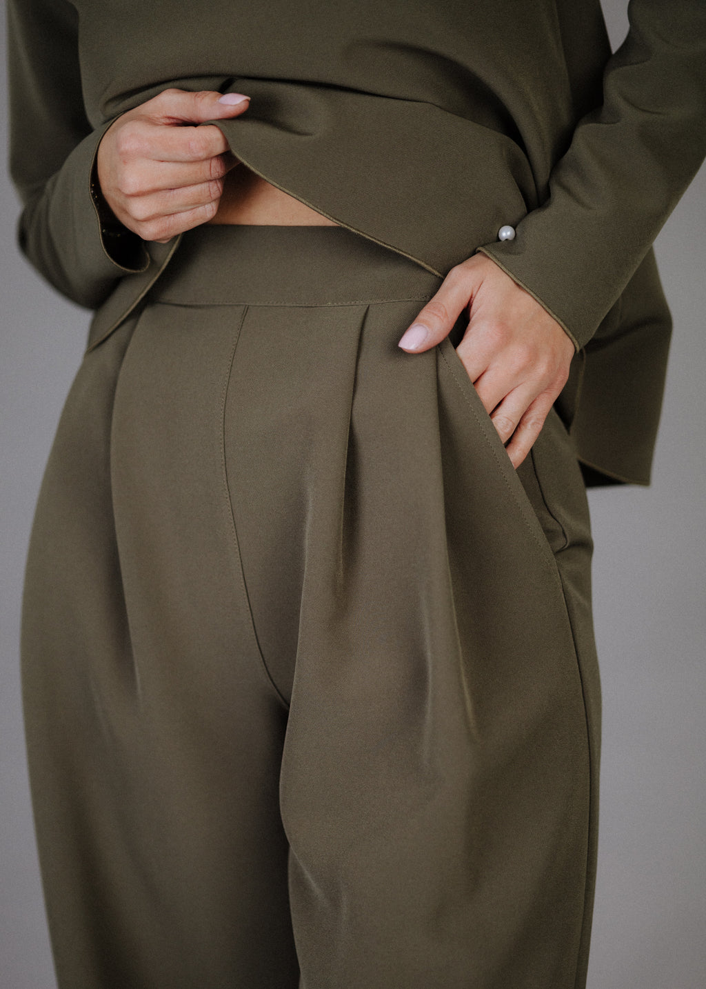 Long fabric trousers in khaki color