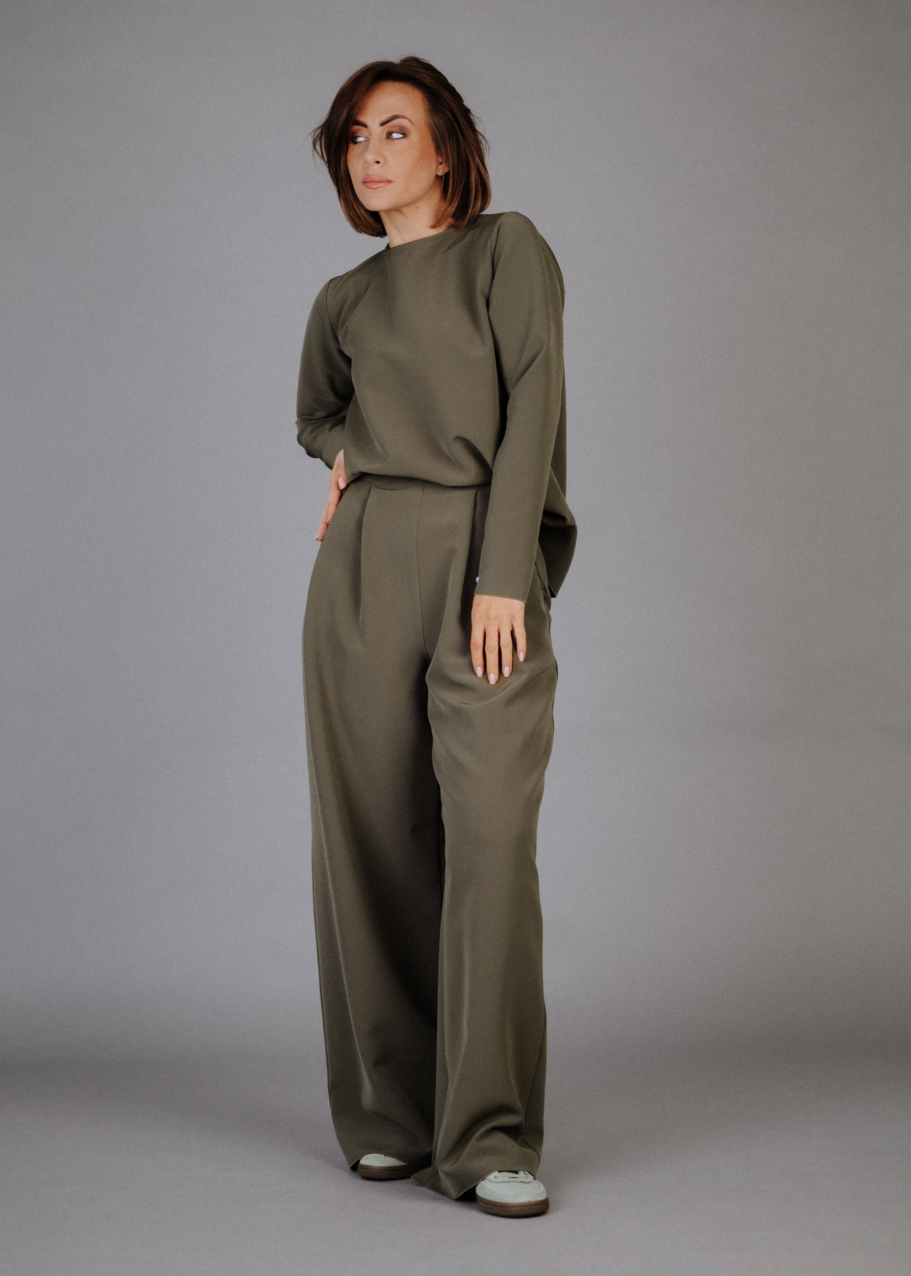 Long fabric trousers in khaki color