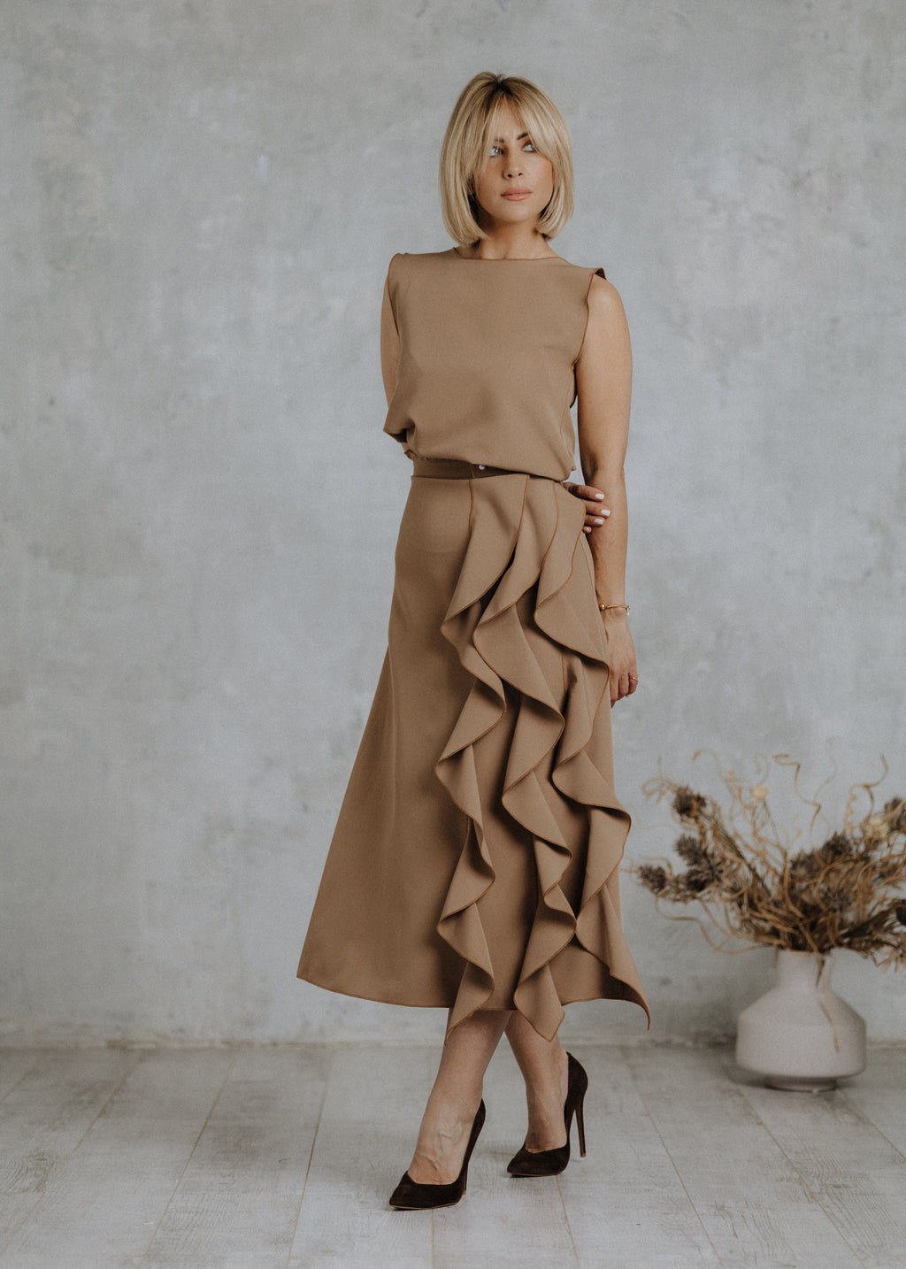 Sleeveless fabric top in camel color