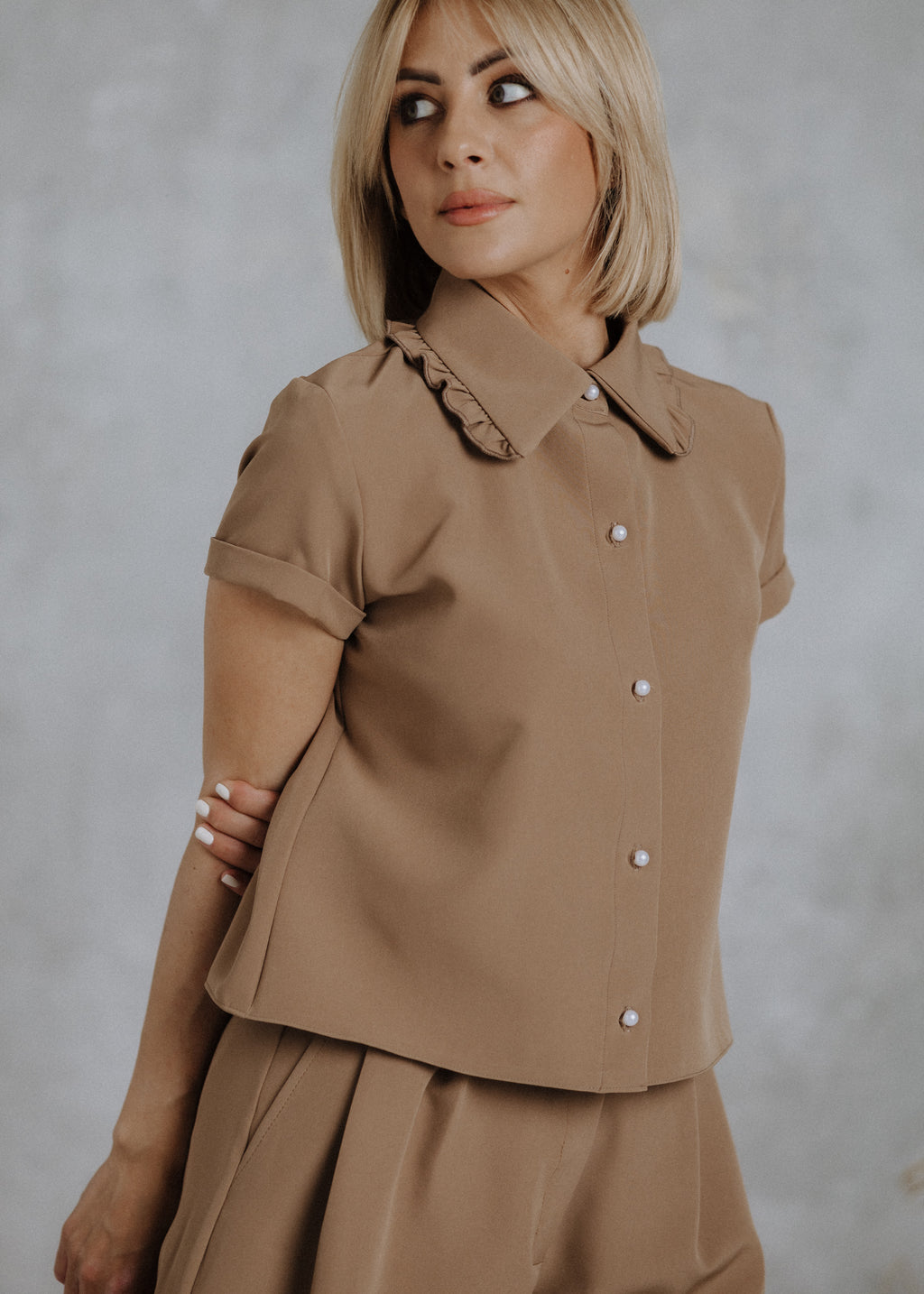 Short-sleeved shirt in camel color