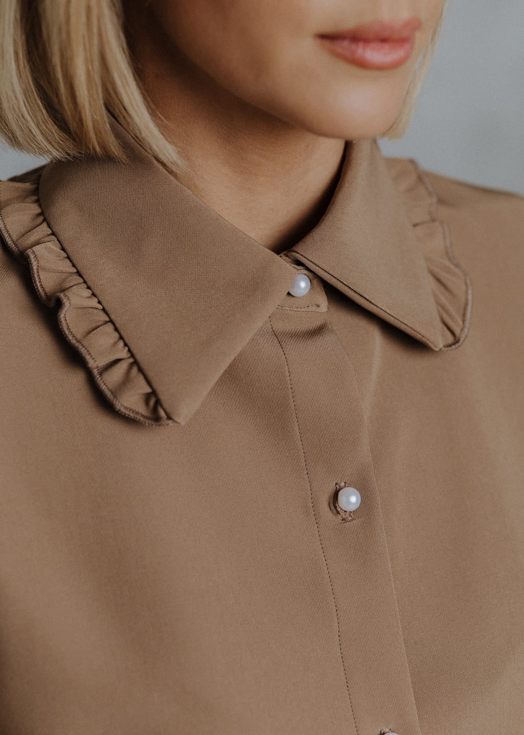 Short-sleeved shirt in camel color