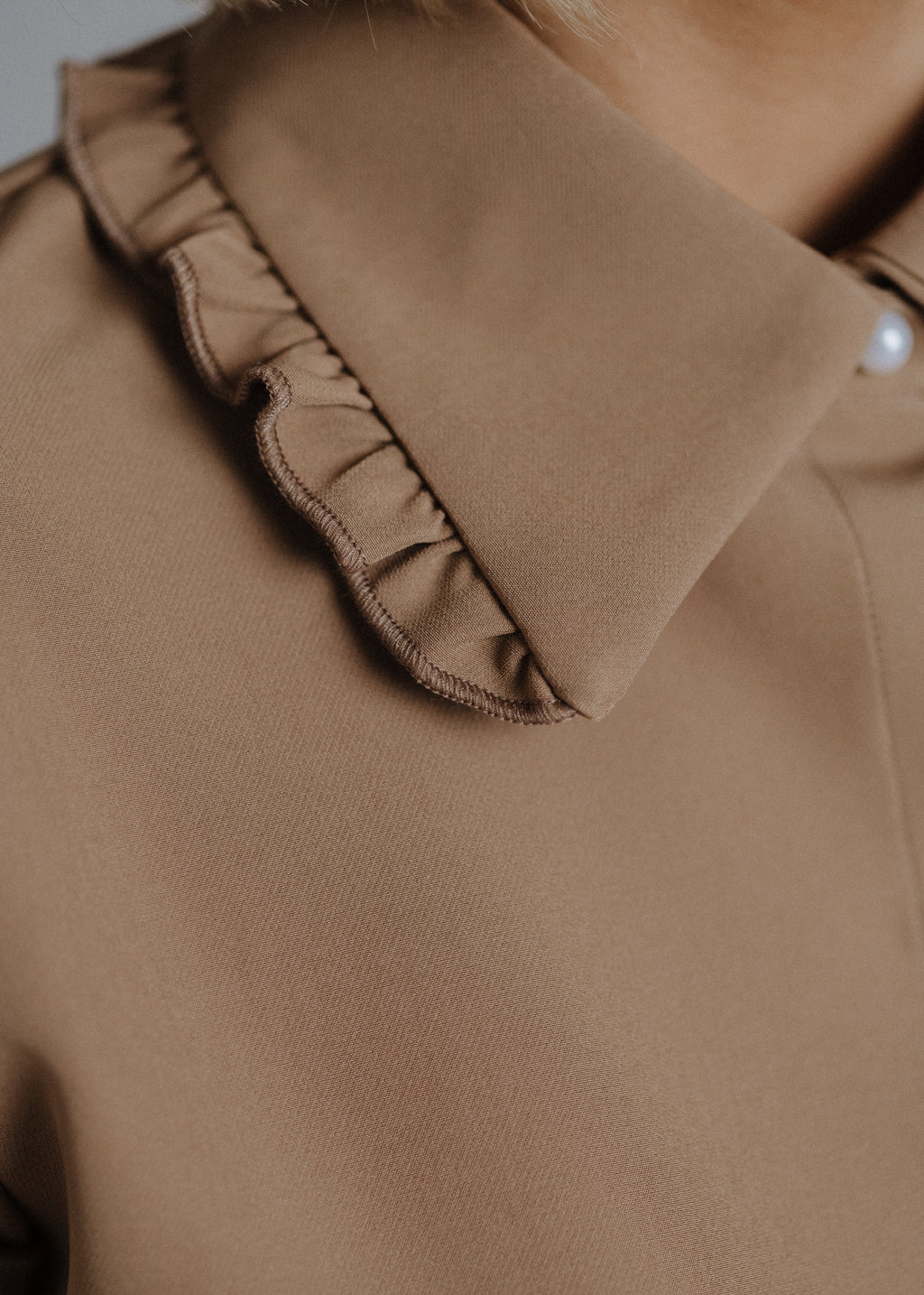 Short-sleeved shirt in camel color