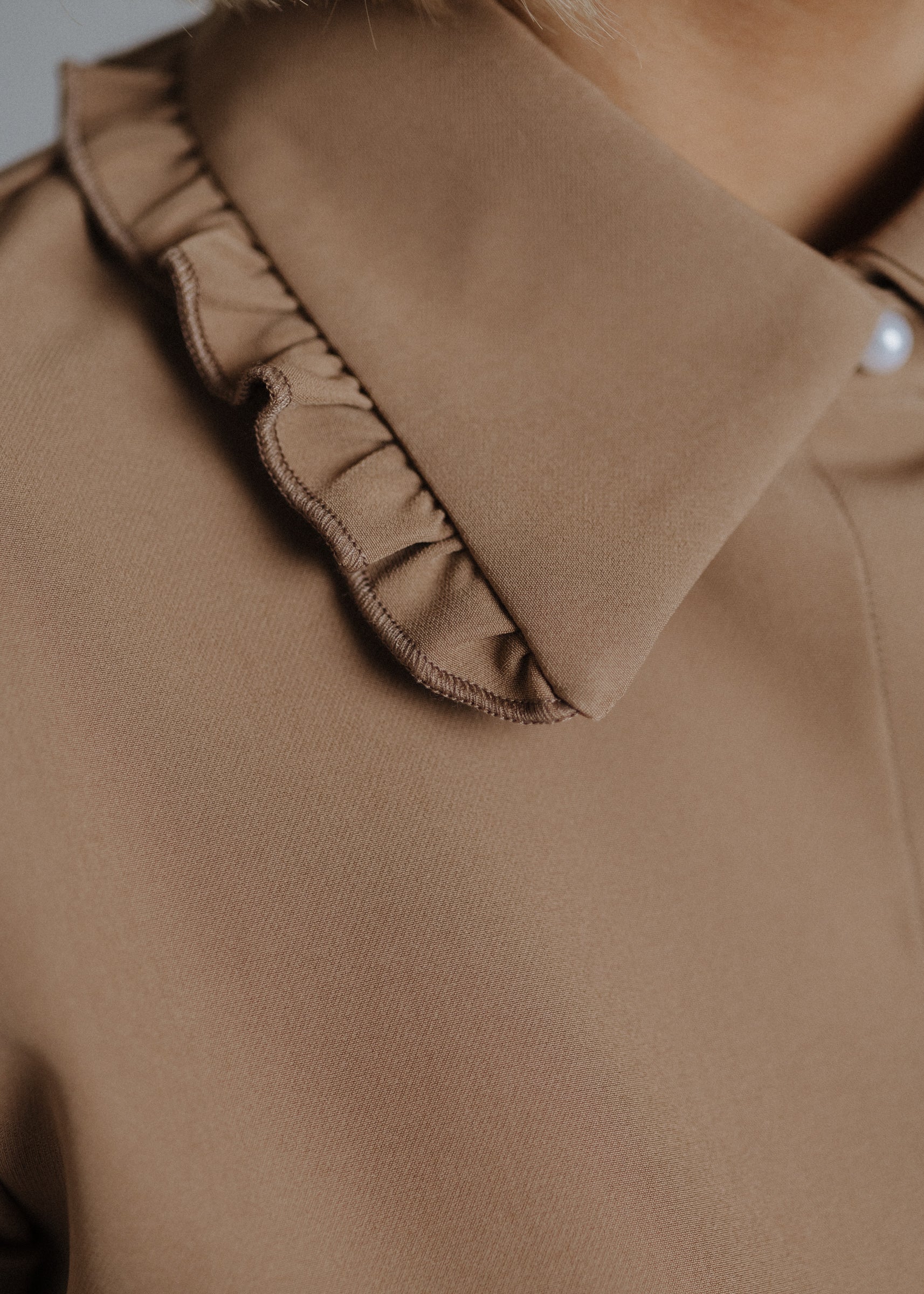 Short-sleeved shirt in camel color