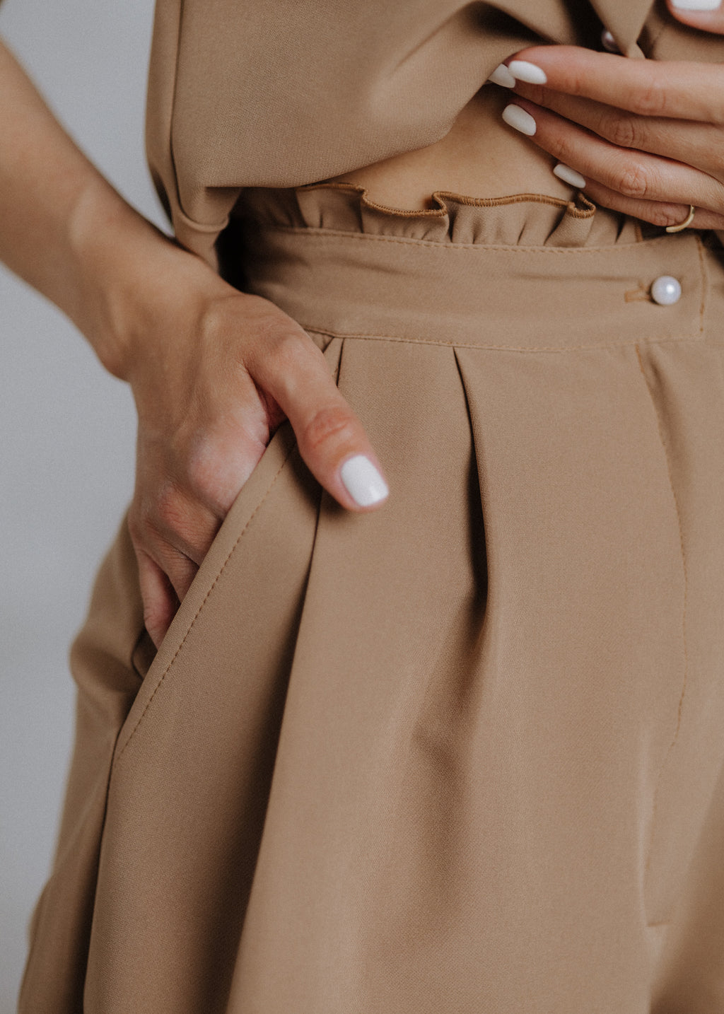 Bermuda ruffled shorts in camel color
