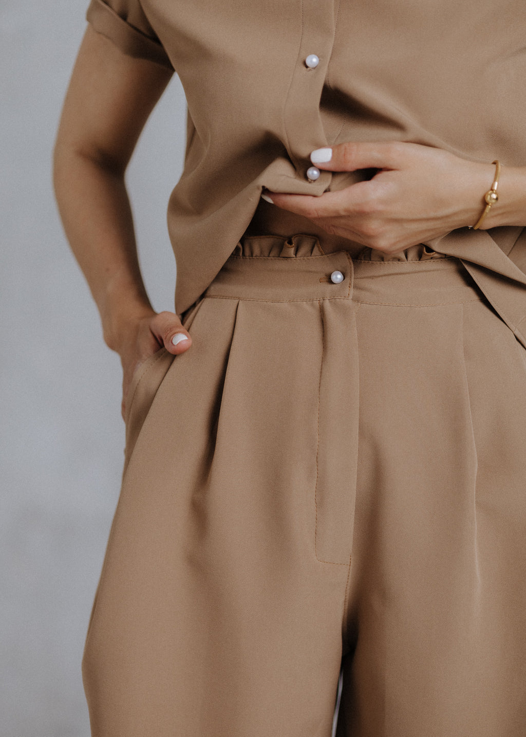 Bermuda ruffled shorts in camel color