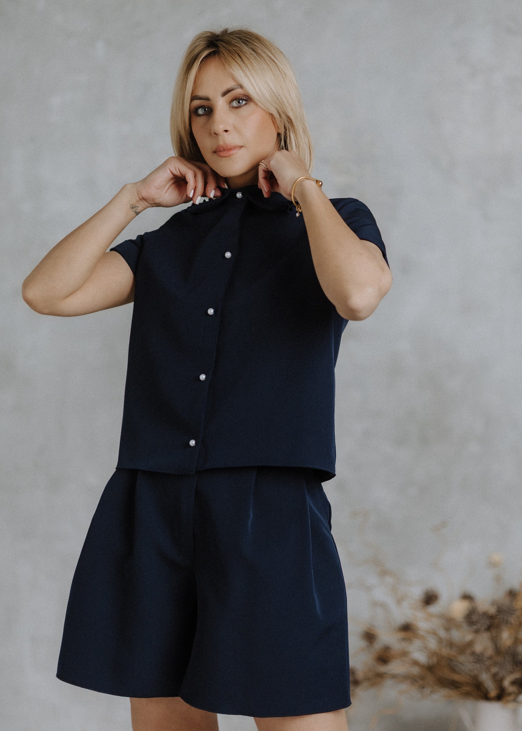 Short-sleeved shirt in navy blue
