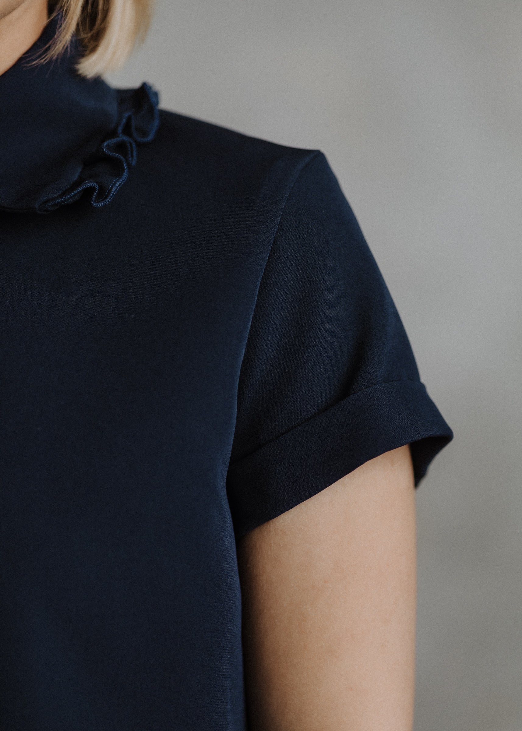 Short-sleeved shirt in navy blue