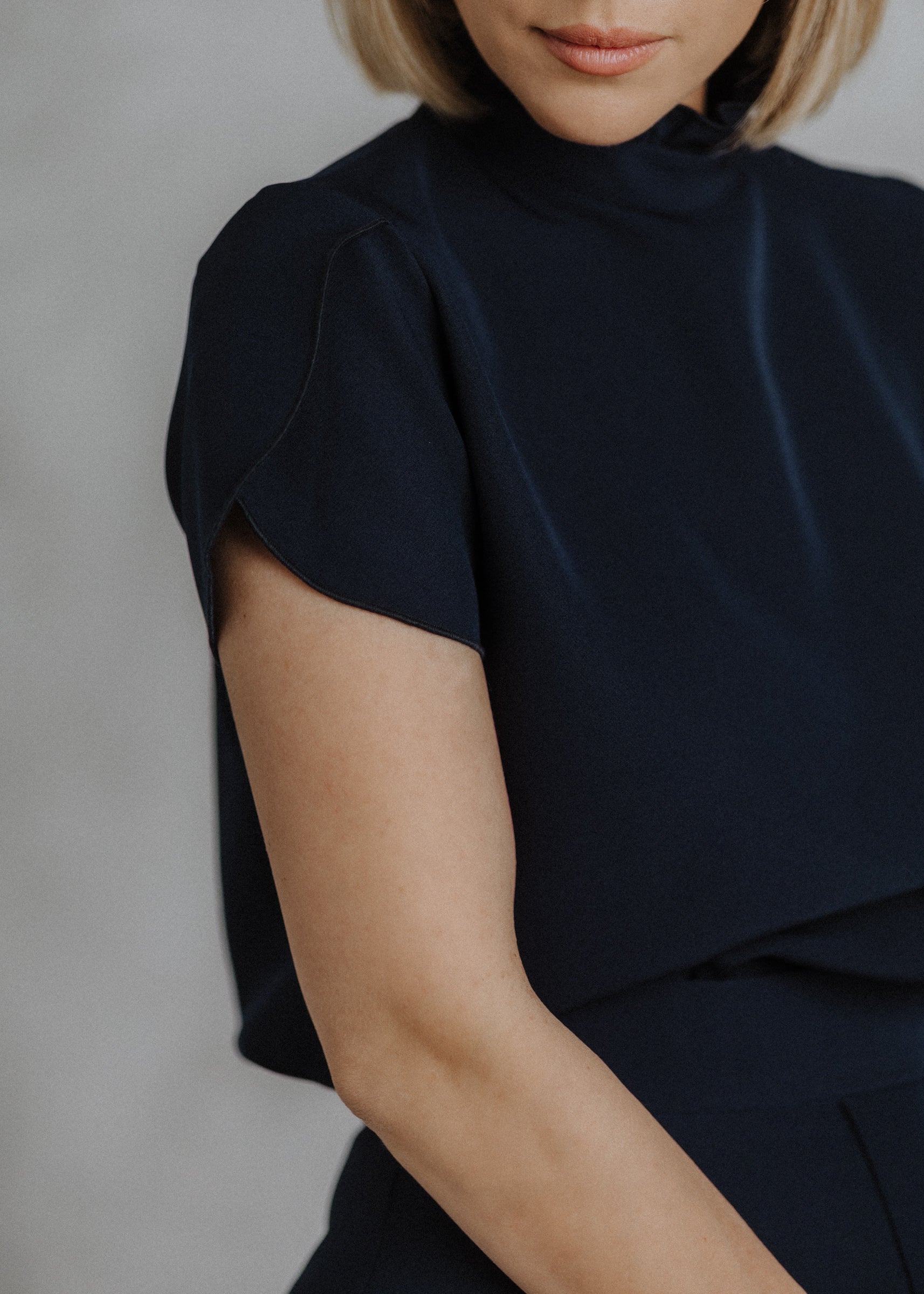 Short tulip sleeve top in navy blue