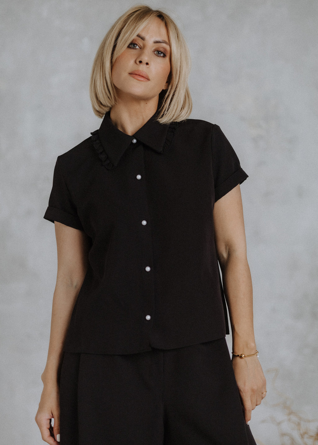 Short-sleeved shirt in black