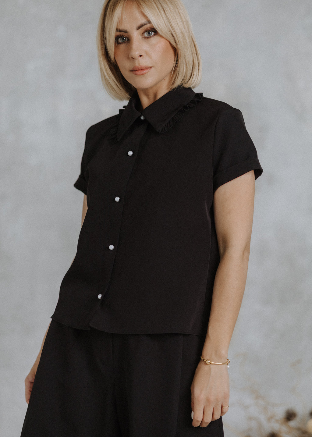 Short-sleeved shirt in black