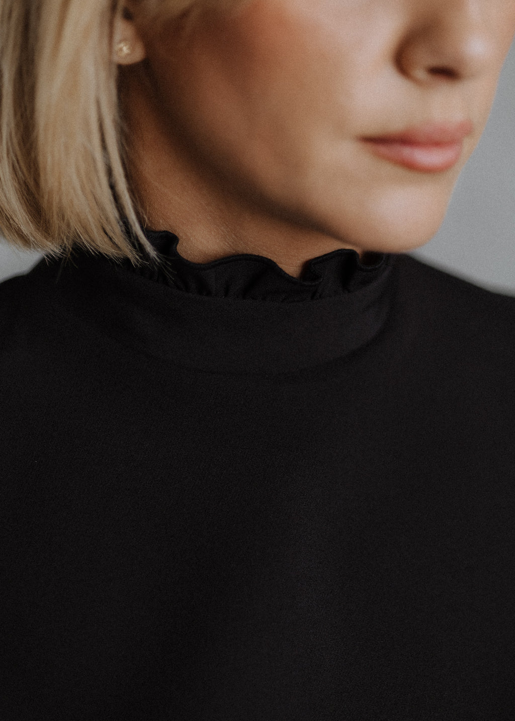 Short tulip sleeve top in black