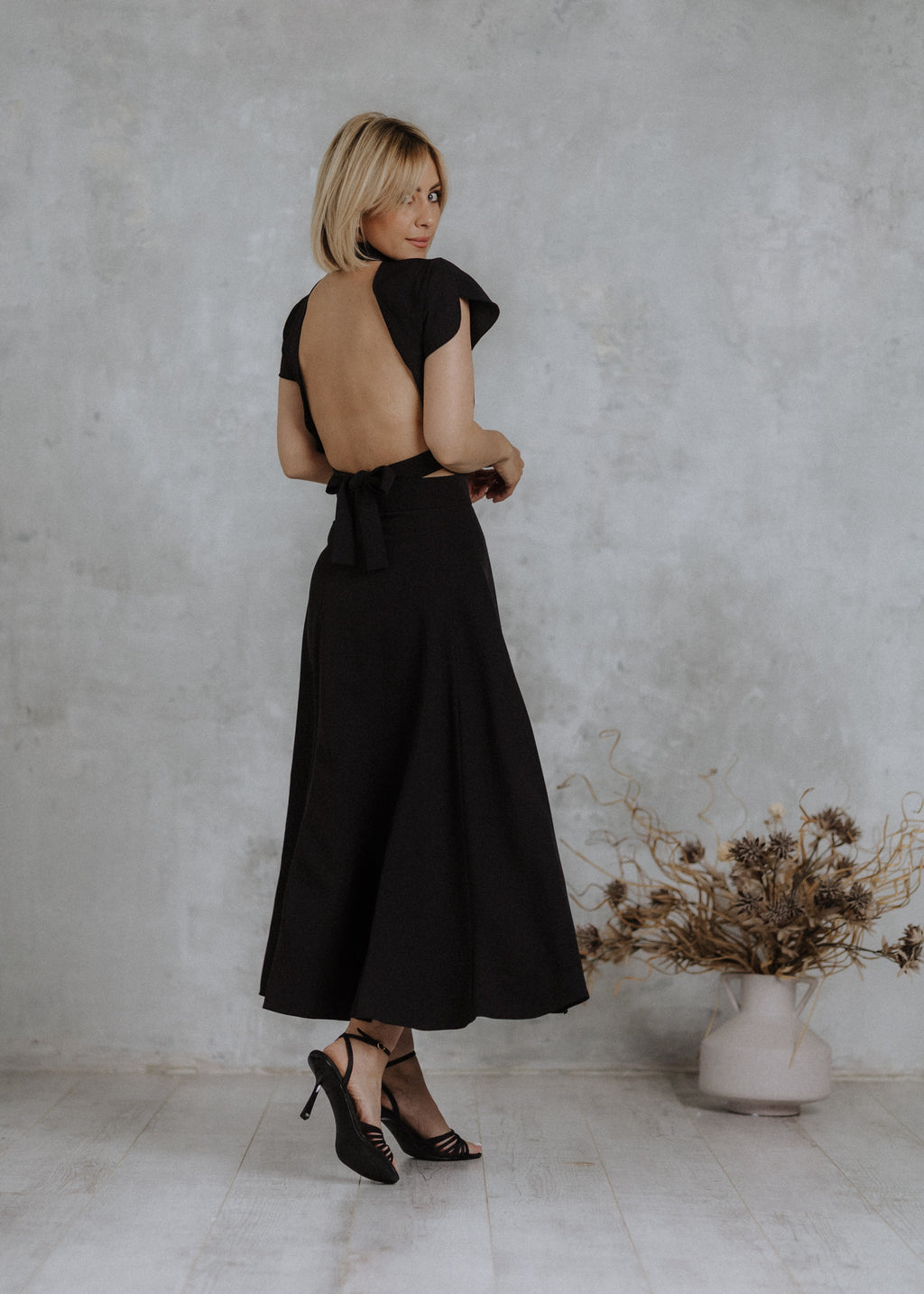 Edge-stitched midi skirt in black