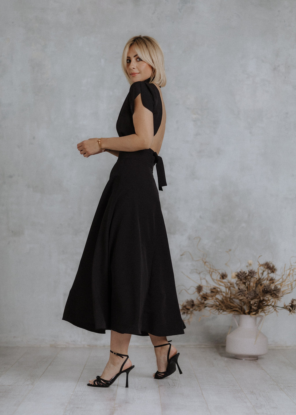 Edge-stitched midi skirt in black